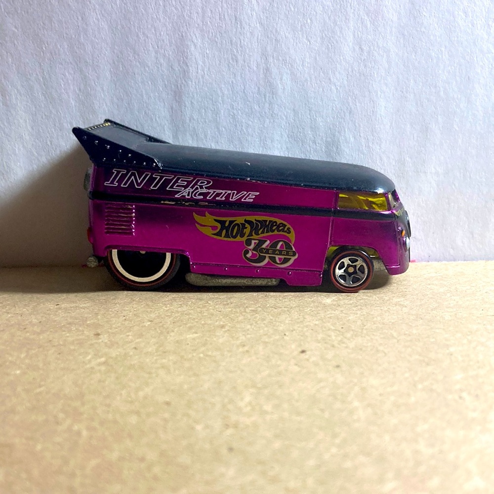 HOT WHEELS INTERACTIVE "30TH ANNIVERSARY" VW PURPLE DRAG BUS W / REDLINE TIRES